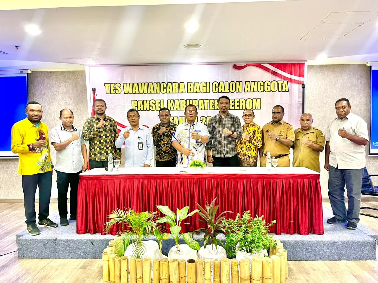 Proses bersama Anggota Panpil bersama 5 anggota Pansel yang terpilih usai tes wawancara di Abepura, Selasa (20/08/2024). (ceposonline.com/TAKIM)