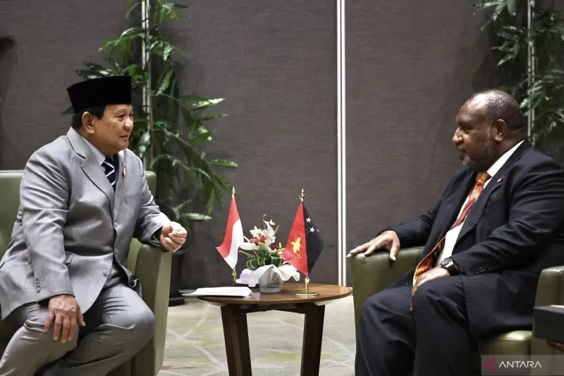 Menteri Pertahanan RI Prabowo Subianto (kiri) dan Perdana Menteri Papua Nugini James Marape (kanan) bertemu di Port Moresby, Papua Nugini, Rabu (21/8/2024).  (ANTARA/HO-Biro Humas Setjen Kemhan RI.)