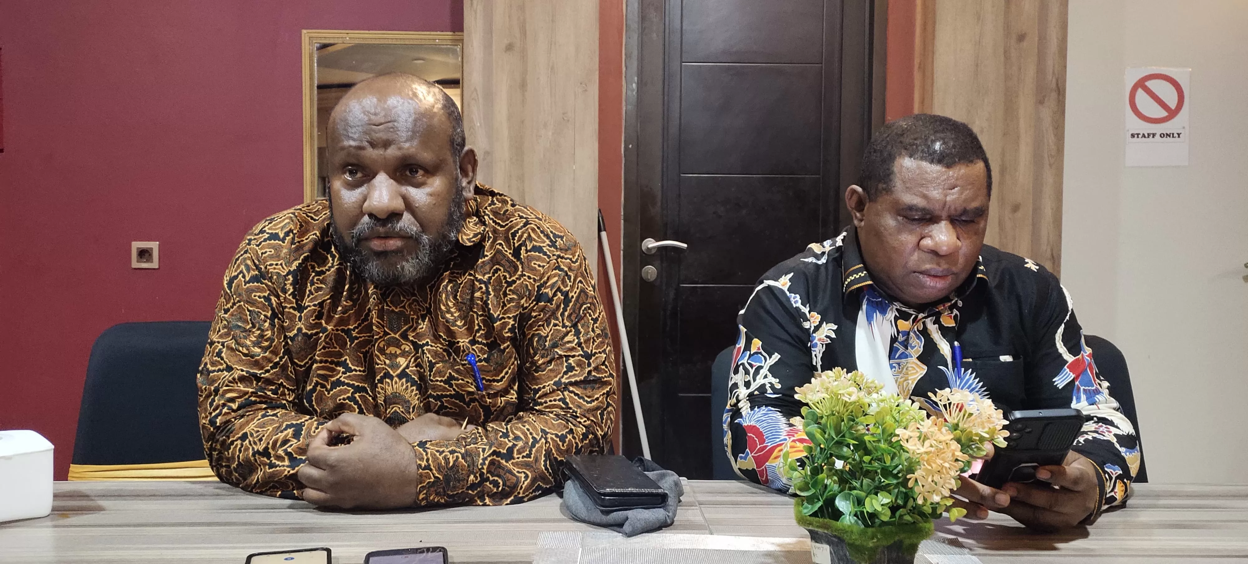 Ketua KPU Papua Pegunungan Daniel Jingga didampingi Komisioner Devisi Teknis Melianus Kambu memberikan keterangan pers di hotel Grand Sartika Wamena Sabtu (24/8/2024) Malam (Denny/ Ceposonline.com)