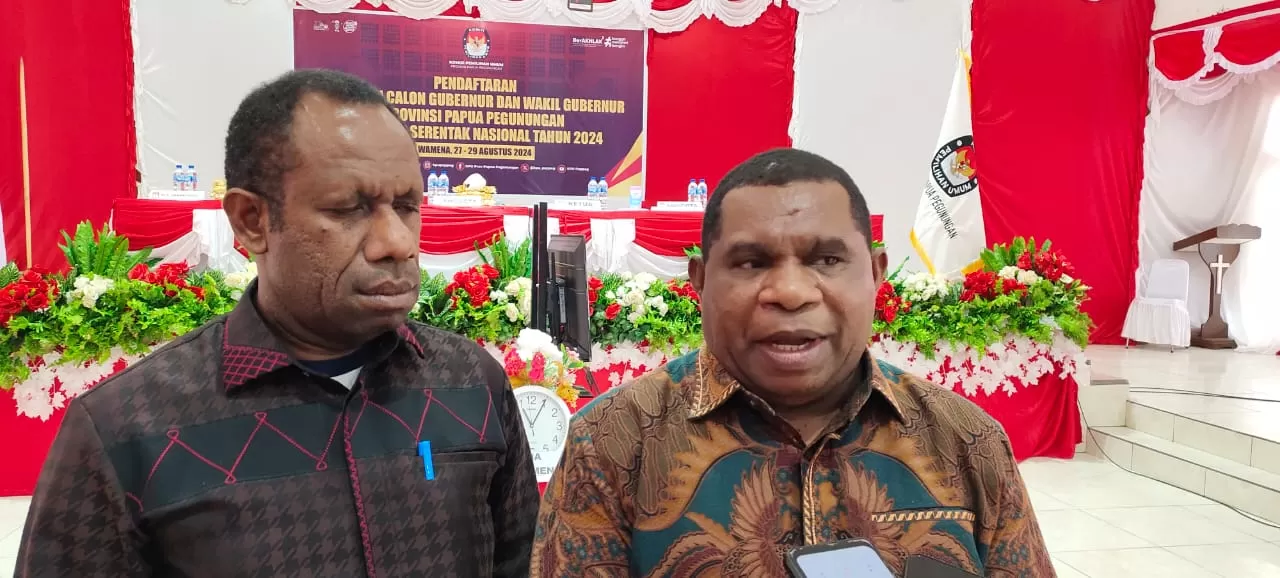 Komisioner KPU Papua Pegunungan Devisi Teknis Melkianus Kambu, dan Komisioner KPU Papua Pegunungan Devisi SDM Adi Wetipo memberikan keterangan pers di Gedung Tongkonan Wamena Selasa (27/08). (ceposonline.com/DENI)
