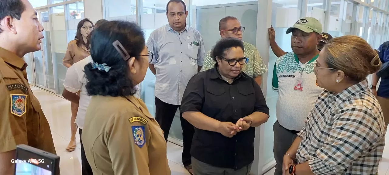 Pj. Gubernur Papua Tengah, Dr. Ribka Haluk berbincang dengan tenaga kesehatan di RSUD Jayapura, Selasa (27/8/2024) . (Istimewa)