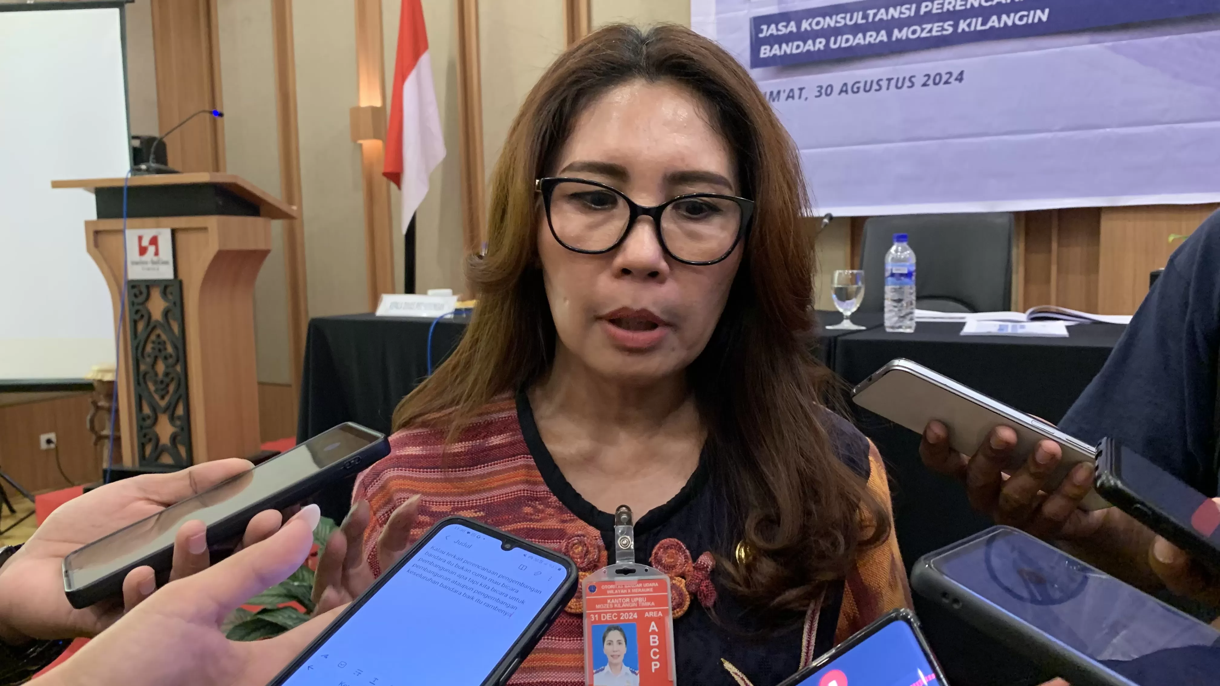 Kepala Dinas Perhubungan Kabupaten Mimika, Jania Basir saat ditemui, Jumat (30/8/2024). (Foto: Cenderawasih Pos/Moh. Wahyu Welerubun).   