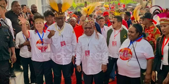 Paslon JOEL beserta rombongan pendukungnya tiba di Kantor KPU Kabupaten Mimika, Kamis (29/8/2024), (Cenderawasih Pos/Moh. Wahyu Welerubun). 