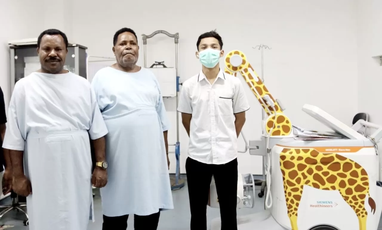 Bacakada Bupati Nduga Namia Gwijangge bersama wakilnya Obed Gwijangge saat melakukan tahapan pemeriksaan kesehatan di RSUD Jayapura, Sabtu (31/8). (CENDERAWASIH POS/Elfira Halifa)