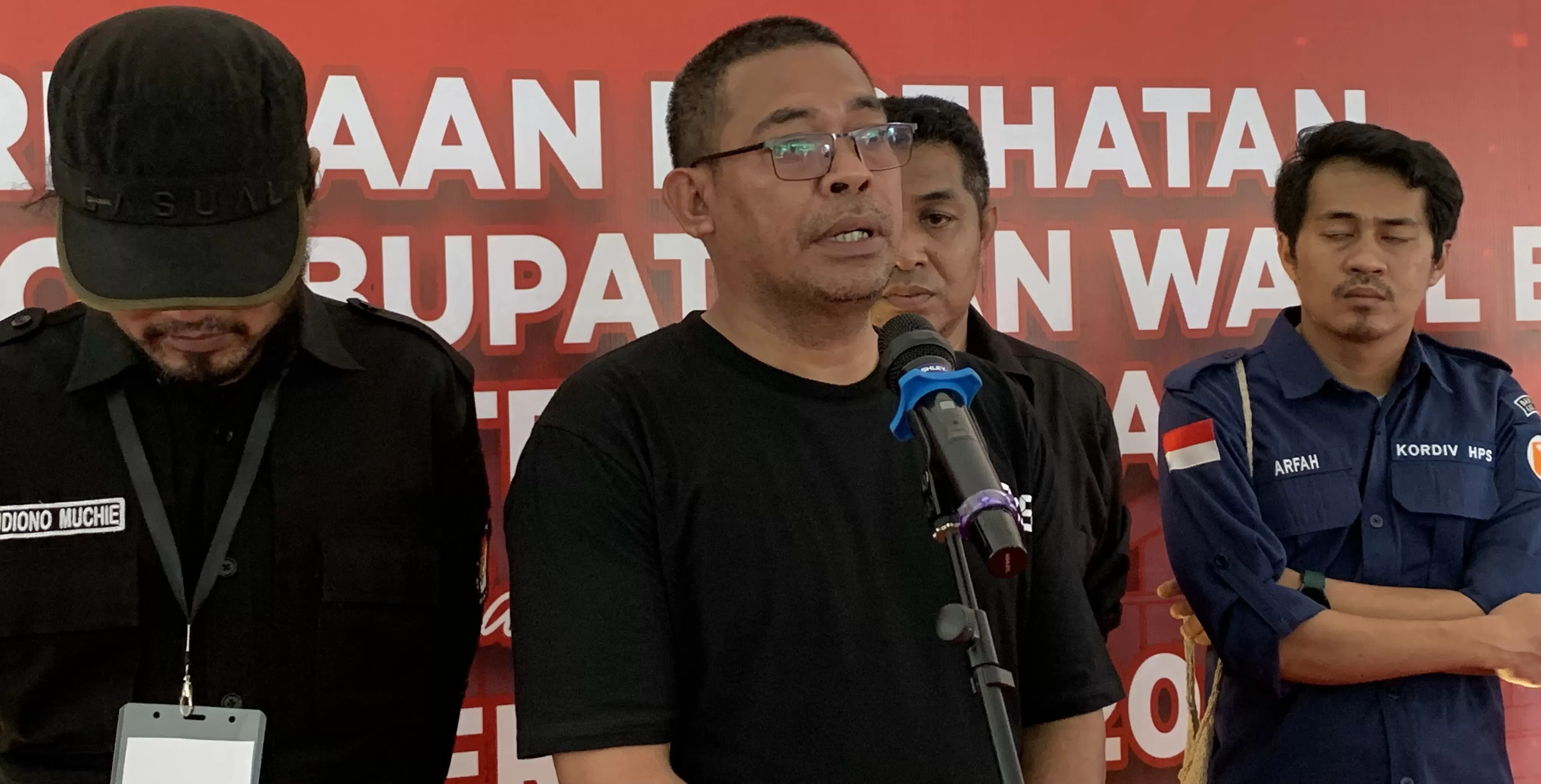  Kepala Divisi Teknis KPU Provinsi Papua Tengah, Indra Ebang Ola didampingi sejumlah Komisioner KPU Kabupaten Mimika, saat sesi konferensi pers di RSUD Kabupaten Mimika, Sabtu (31/8/2024). (Foto: Cend