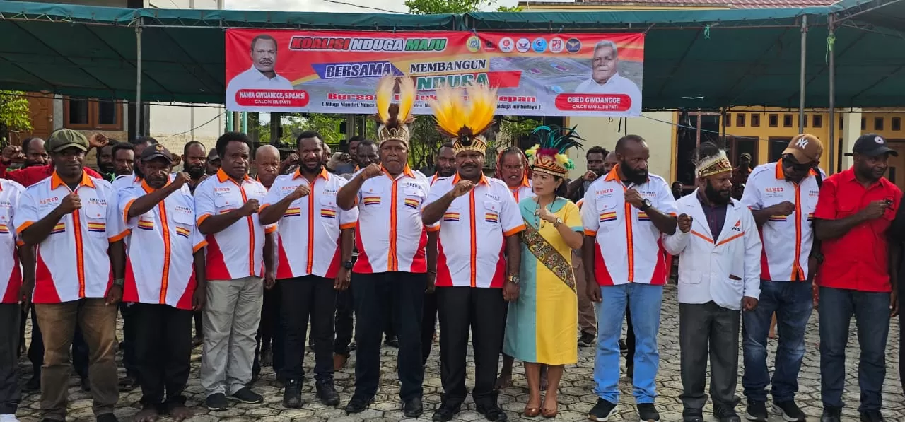 Bacakada Bupati Nduga Namia Gwijangge dan Obet Gwijangge saat foto bersama tim koalisi dan tim sukses, Kamis (29/8) (TIM NAMED)