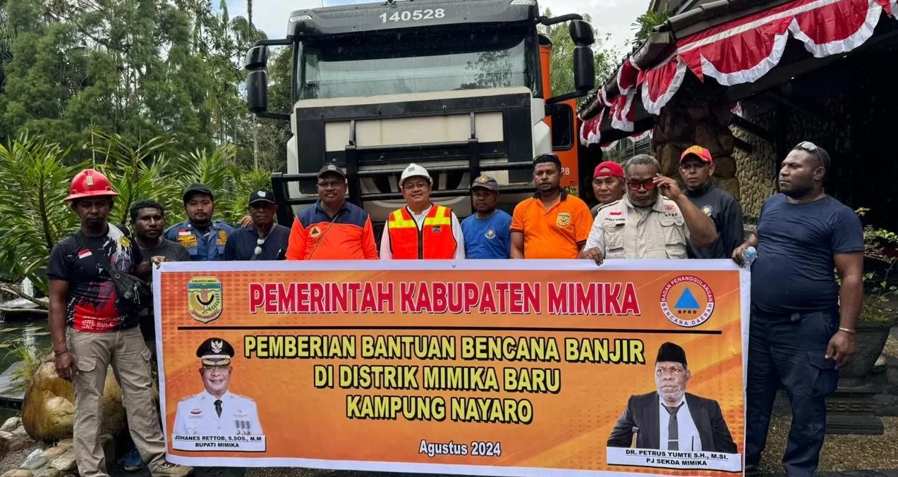 BPBD Kabupaten Mimika didukung Basarnas dan PTFI mengantarkan bahan makanan dari Timika menuju Kampung Nayaro. (Foto: Doc/PTFI) 