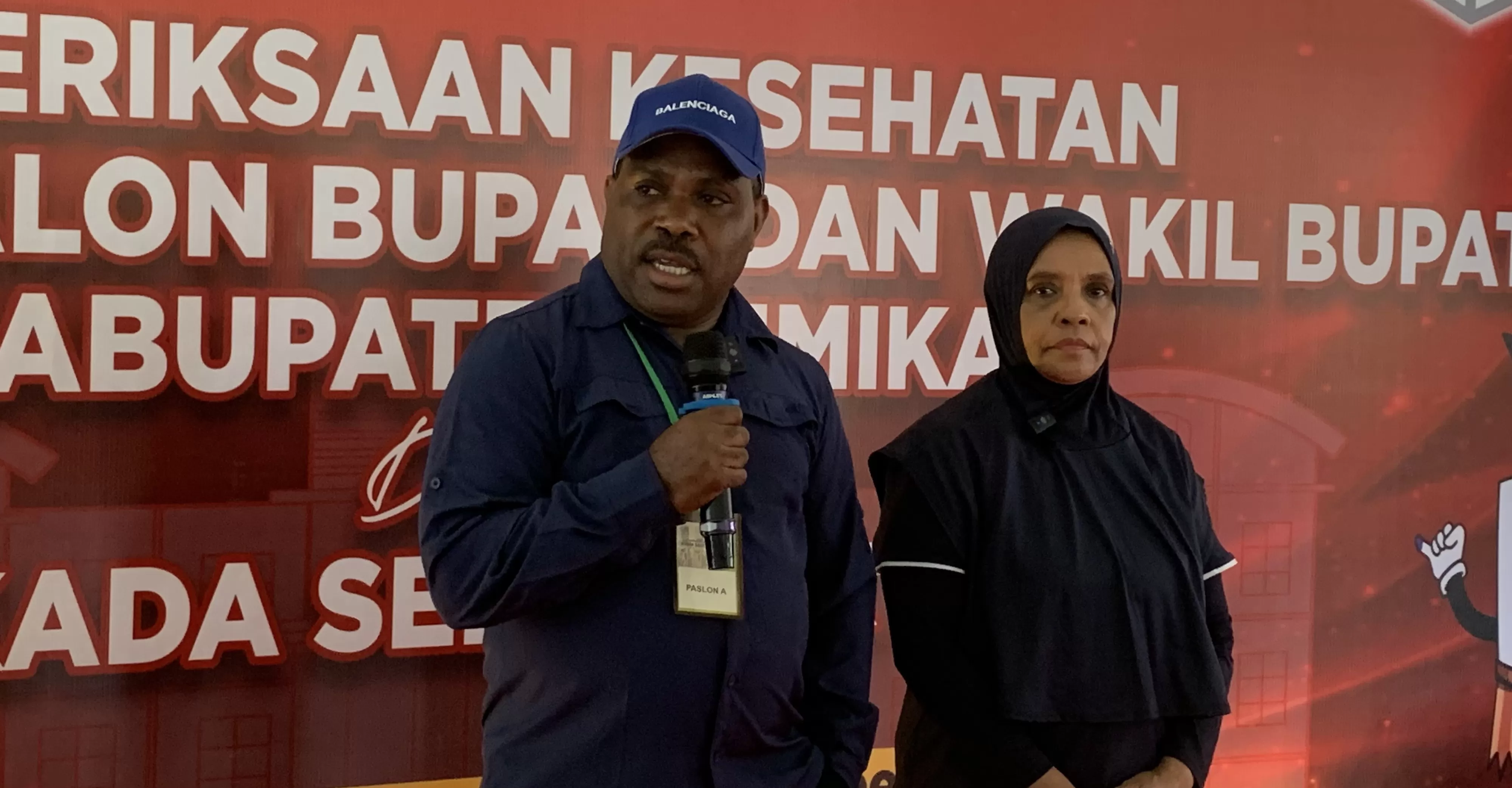 Maximus Tipagau - Peggi Patrisia Pattipi (MP3) usai pemeriksaan kesehatan di RSUD Mimika. (CENDERAWASIH POS/Wahyu Welerubun)