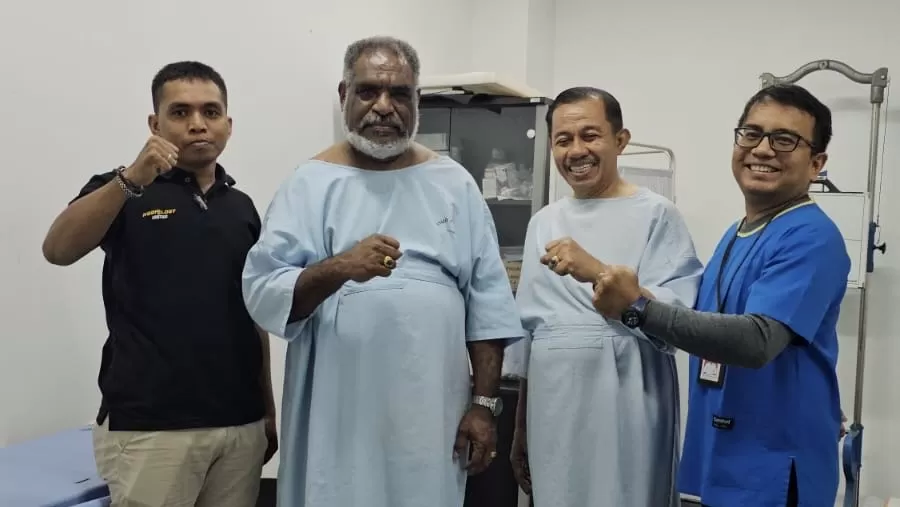 Pasangan ABR-Harus ketika menjalani pemeriksaan kesehatan di RSUD Jayapura.(Ceposonline.com/HANS PALEN)