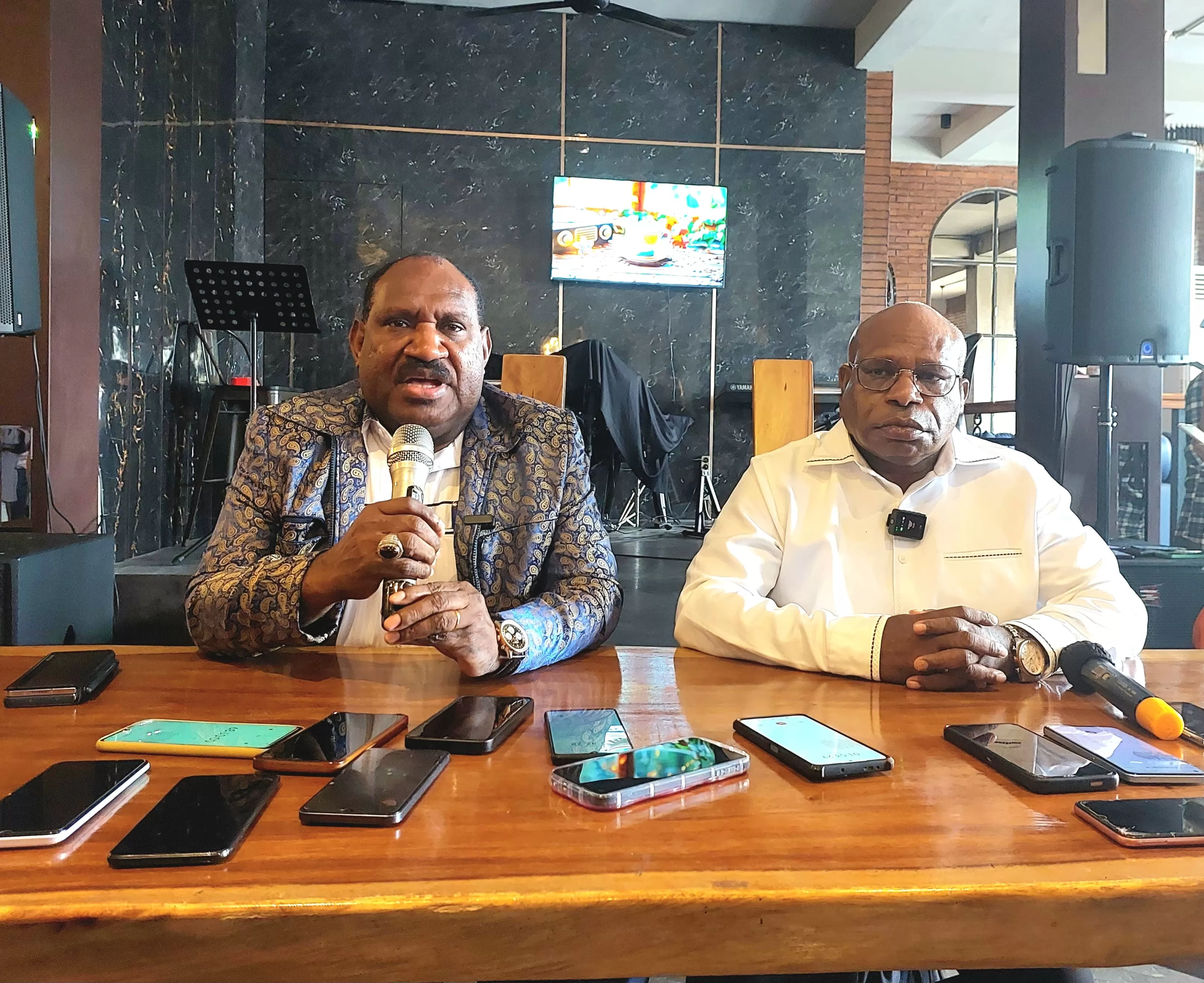 Pasangan calon Gubernur Papua Tengah, Wilem Wandik (kanan) bersama calon Wakil Gubernur Aloysius Giyai saat jumpa pers di Jayapura, Senin (2/9/2024). Karel/Cepos