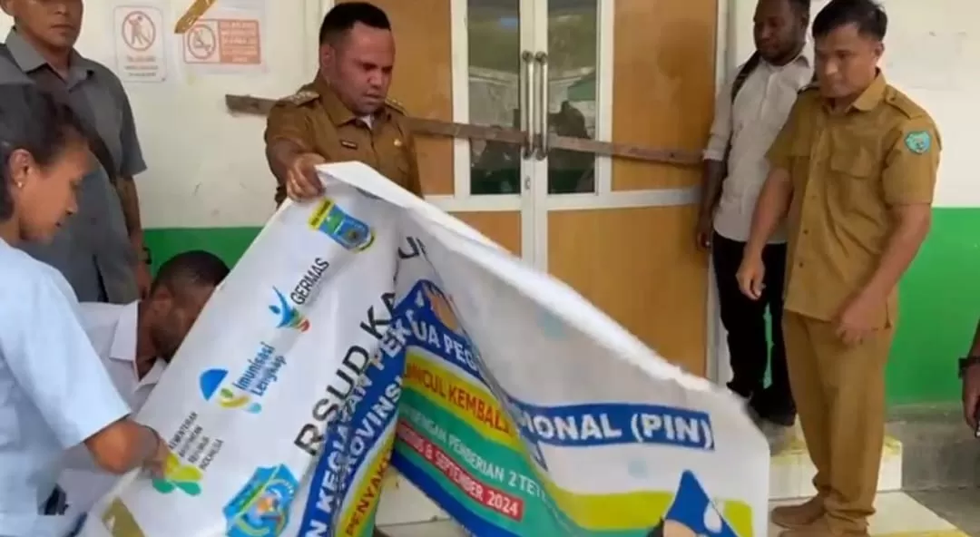 Penjabat (Pj) Bupati Tolikara, Marthen Kogoya, SH.,M.AP memimpin langsung buka palang Rumah Sakit Umum Daerah (RSUD) Karubaga, Senin (2/9/ 2024). (Ceposonline.com/Diskominfo Tolikara)