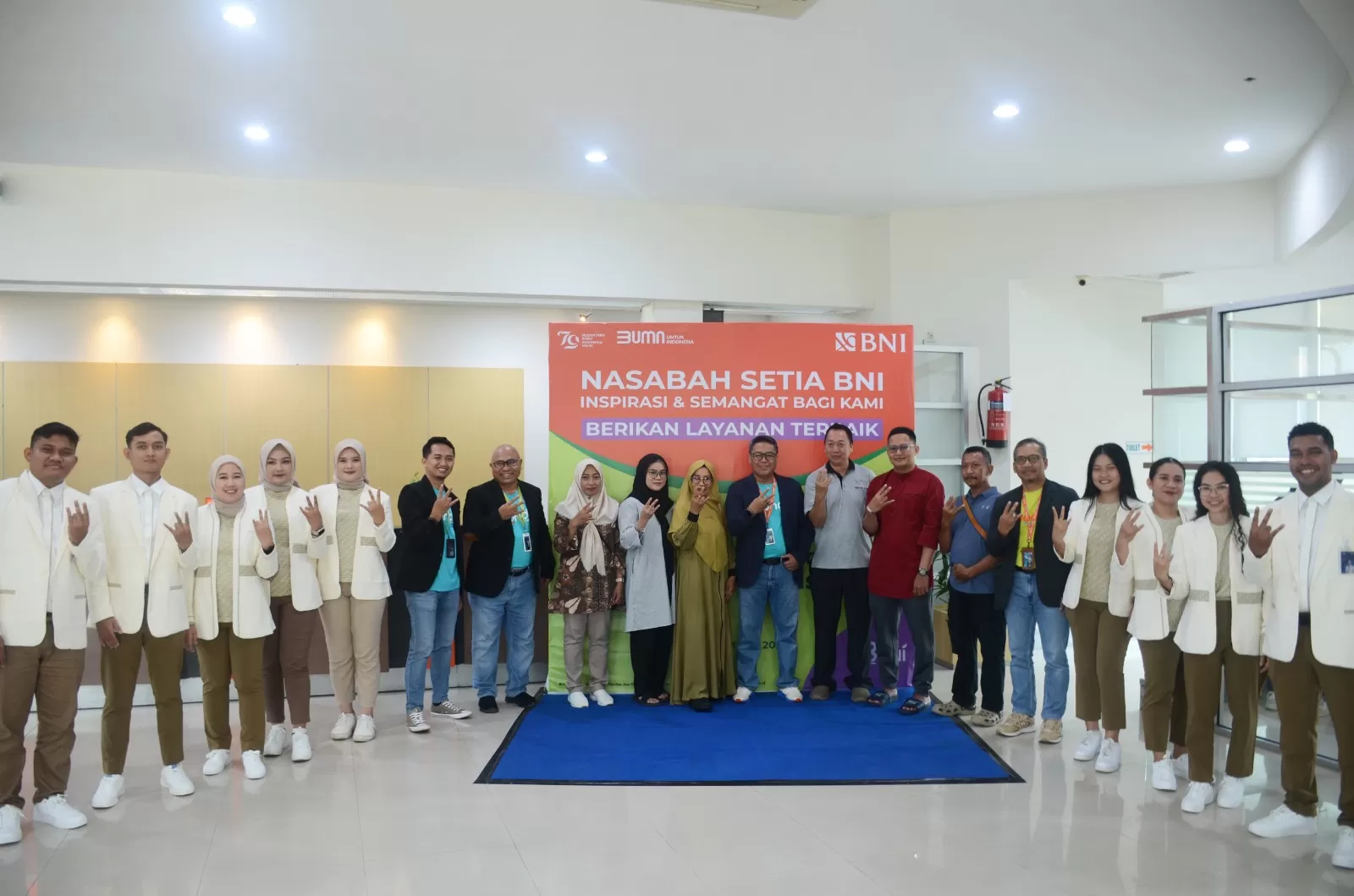 RCEO Wilayah 16 didampingi Area Head 1 Wilayah 16 beserta Unsur Pimpinan dan segenap Frontliner W16 memberikan sambutan kepada nasabah dalam kegiatan Hari Pelanggan Nasional 2024, Rabu (4/9/2024) ((Ceposonline.com/Humas BNI))