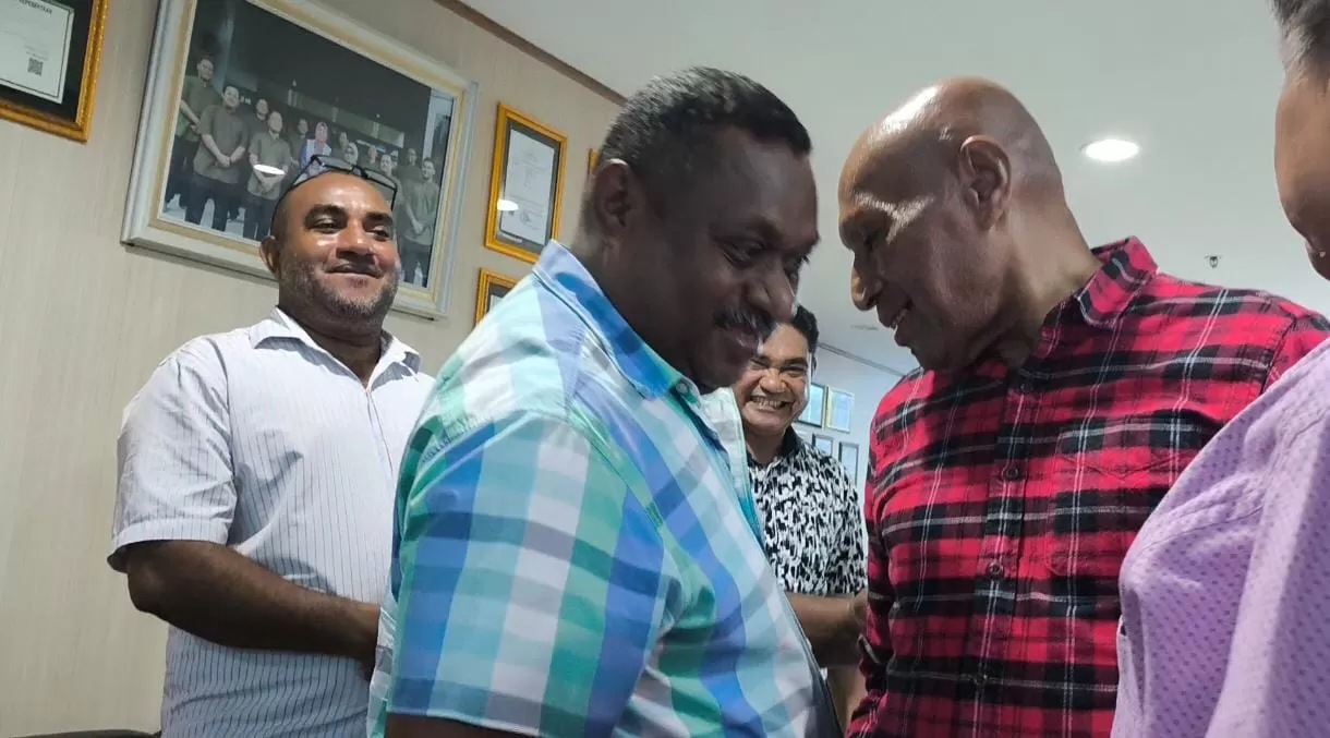 Bacalon Walikota Jayapura, Boy Markus Dawir bersalan dengan Bacalon Gubernur Papua, Benhur Tomi Mano saat bertemu di Graha Pena Papua, Selasa (03/09/2024) (CENDERAWASIH POS/Gamel)