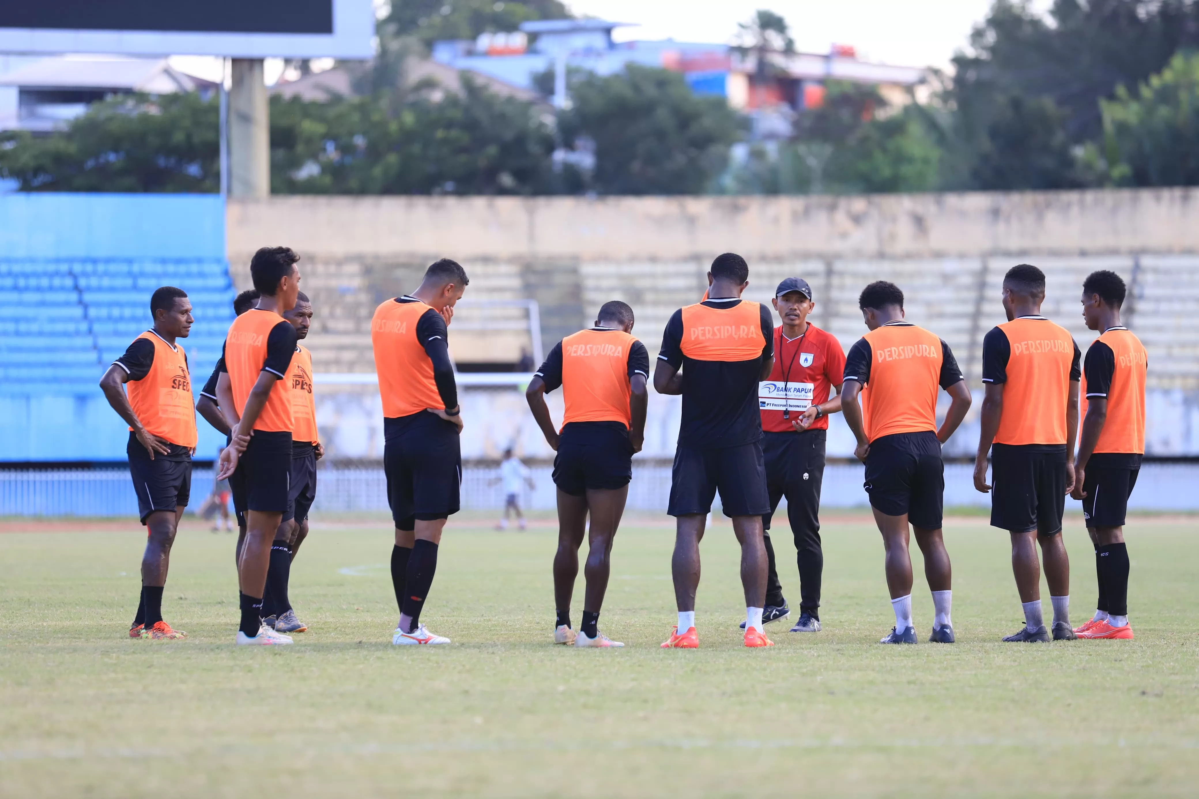 Latihan skuat Persipura Jayapura di Stadion Mandala Jayapura pada musim lalu. (CENDERAWASIH POS/Erianto)