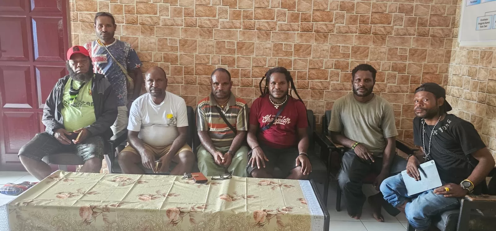 Para pencari kerja dari Kabupaten Intan Jaya yang hendak mendaftarkan diri untuk mengikuti tes CPNS formasi 2024. (Foto: Cenderawasih Pos/Moh. Wahyu Welerubun). 