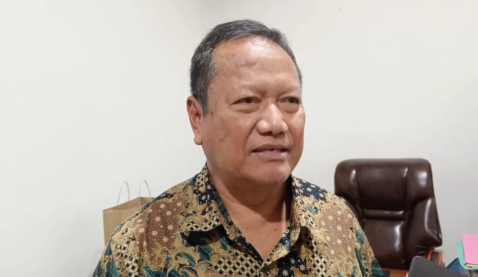 Ketua DPRD Merauke, Sugiyanto, bicara soal pelantikan anggota terpilih DPRD Merauke periode 2024-2029. (CENDERAWASIH POS/Yulius Sulo)