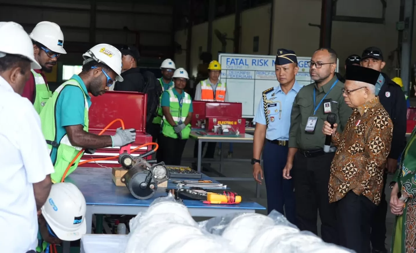 Wakil Presiden RI Ma&rsquo;ruf Amin saat mengunjungi dan menyapa peserta didik Institut Pertambangan Nemangkawi milik PT Freeport Indonesia pada 12 Juli 2023, sebagai bagian dari rangkaian kunjungan kerja. ((Foto: Doc/PTFI). )