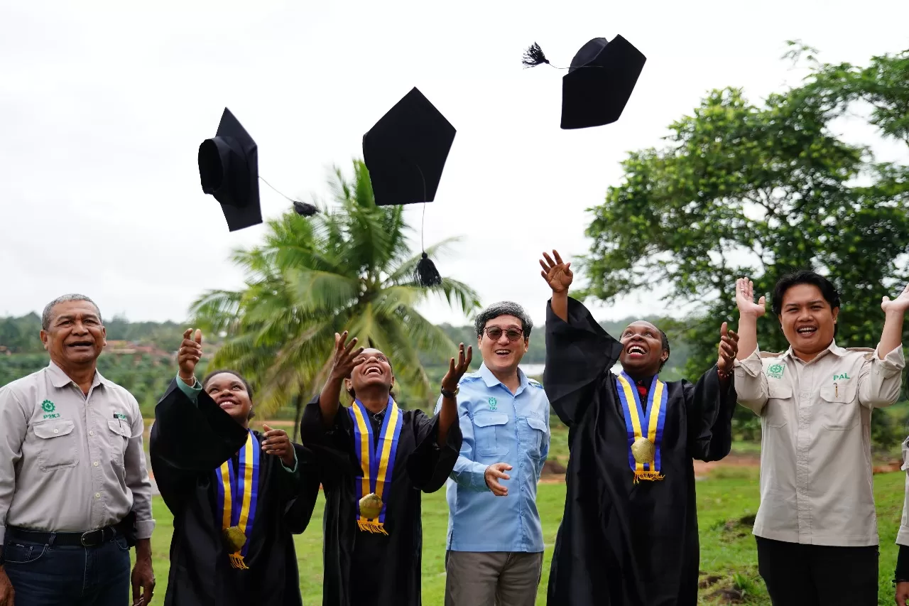 Egerida Yerewuk, Kristina Aeyterop dan Agustina Mayap alumni mahasiswi penerima beasiswa Badan Pengelola Dana Pendidikan Kelapa Sawit (BPDP-KS) yang diakomodir oleh Tunas Sawa Erma (TSE) Group. (TSE GROUP)