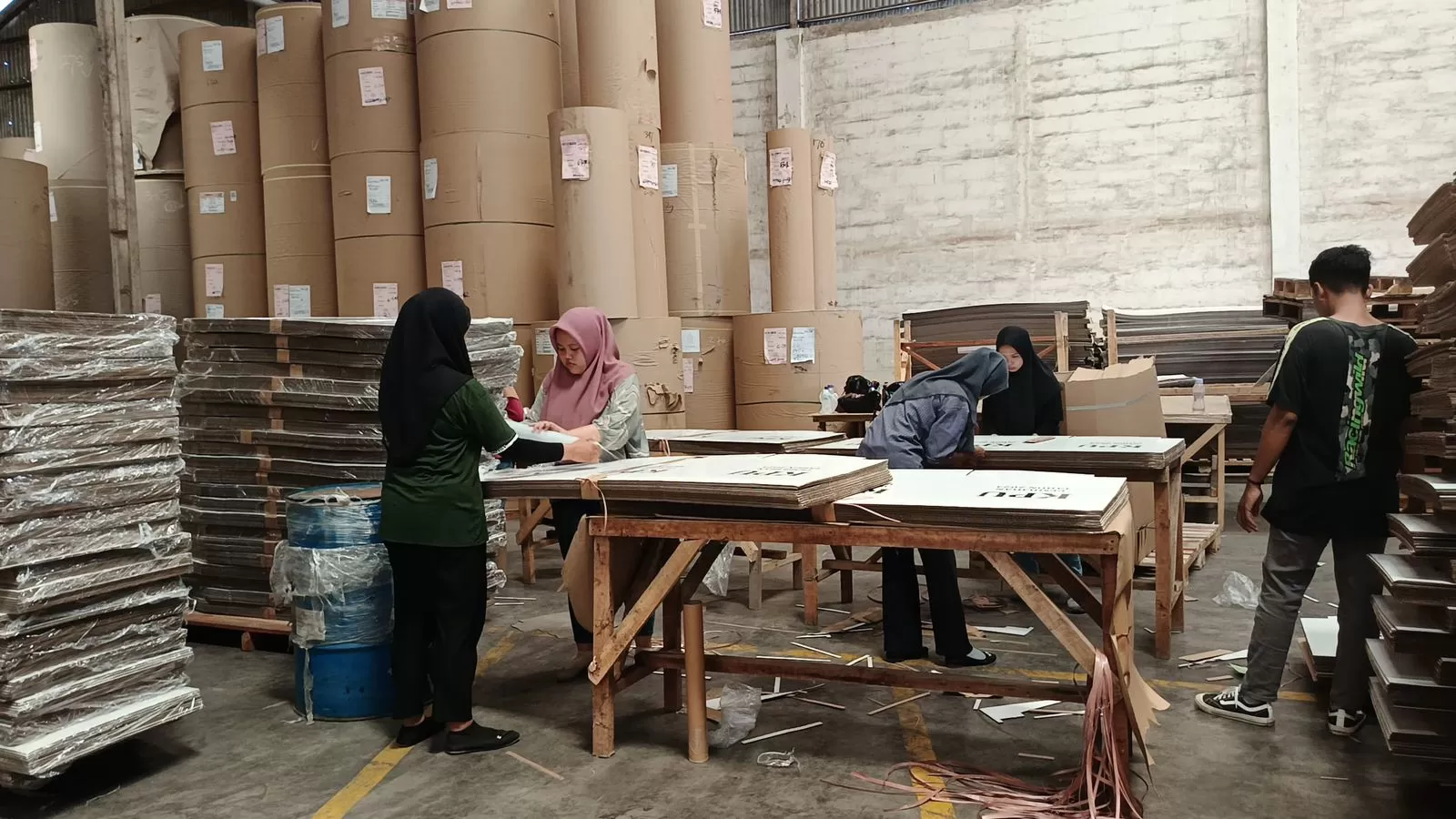 Sekretaris KPU Provinsi Papua Pegunungan Agus Filma saat melakukan pengecekan PT. Surya Prima Semesta di Sidoarjo, Jawa Timur sebagai pemasok logistik pilkada. (Dok KPU Provinsi Papua Pegunungan)