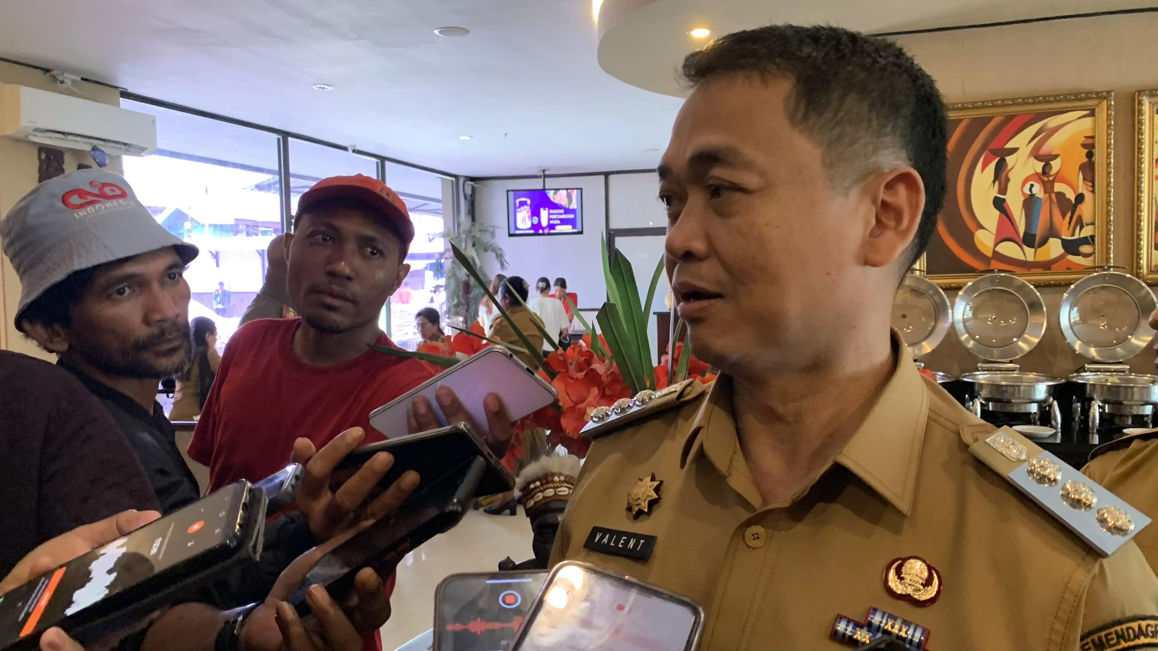 Pj Bupati Mimika, Valentinus Sudarjanto Sumito saat ditemui wartawan, Senin (9/9/2024), (Foto: Cenderawasih Pos/Moh. Wahyu Welerubun). 