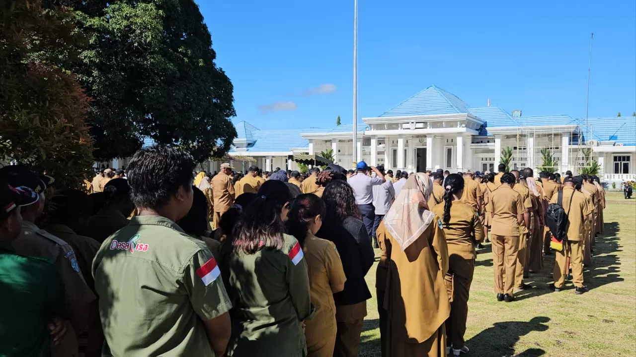 ASN di Lingkungan Pemkab Nabire saat mengikuti apel Gabungan di Halaman Kantor Bupati Nabire, Senin (9/9/2024). CENDERAWASIH POS/Theresia F. Tekege)  