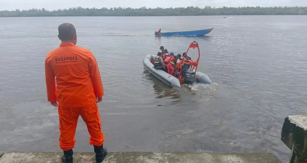 Tim SAR saat bertolak dari dermaga untuk melakukan pencarian.  (SAR TIMIKA)