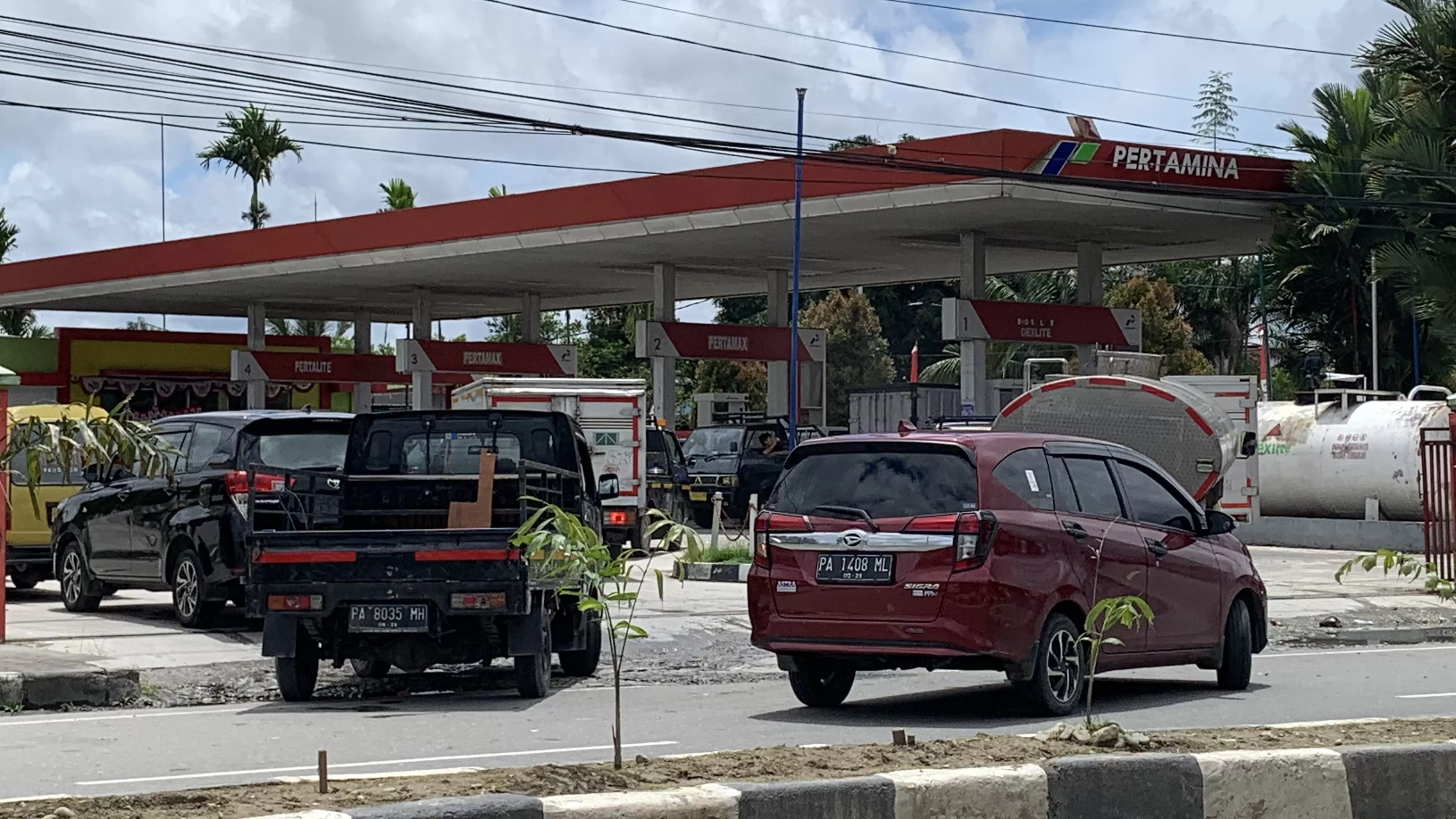 Sejumlah kendaraan roda 4 tengah mengantri di SPBU Jalan Hassanudin, Mimika, Papua Tengah, Selasa (10/9/2024). (Foto: Cenderawasih Pos/Moh. Wahyu Welerubun).