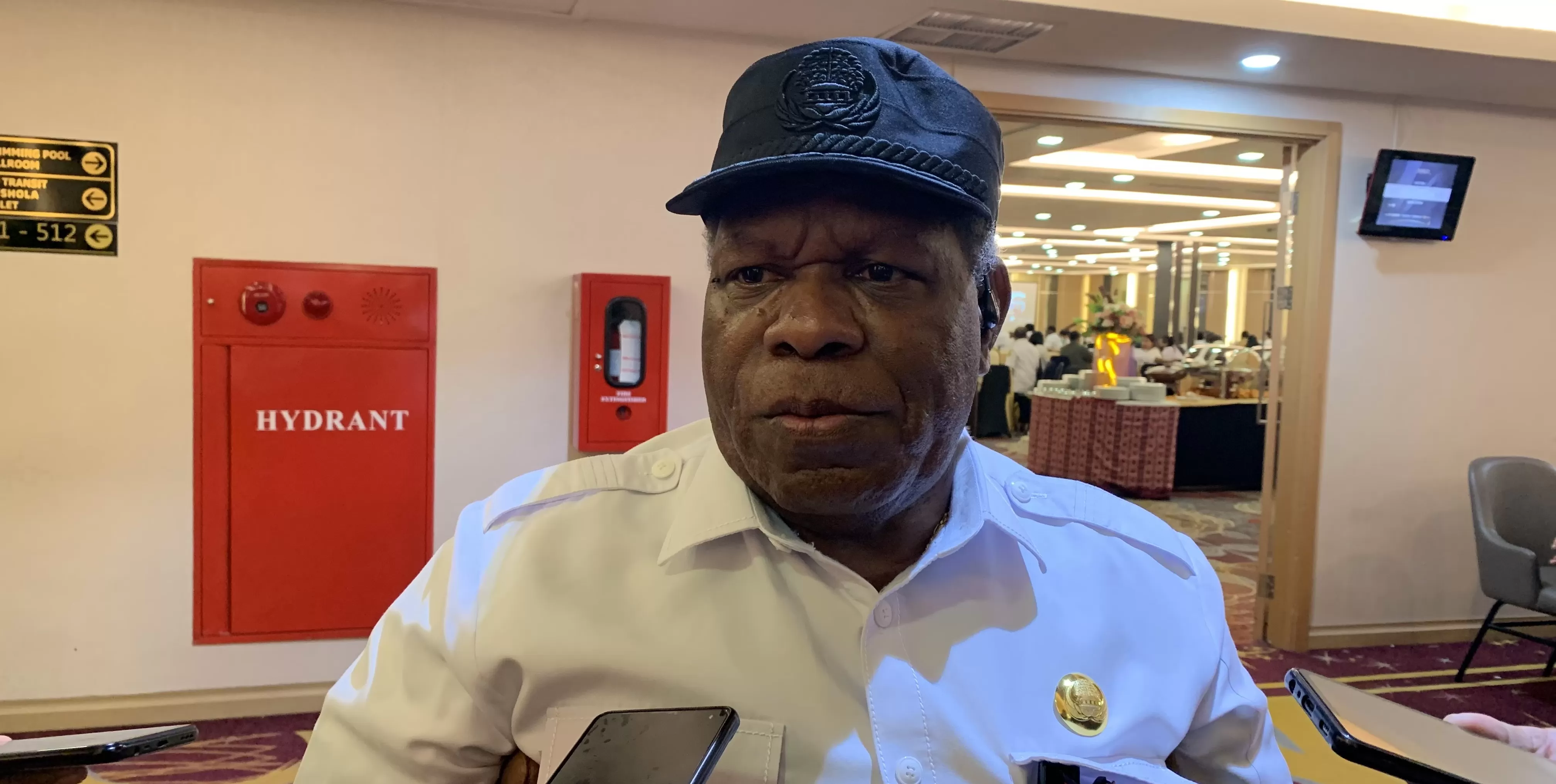 Pj Sekretaris Daerah Mimika, Petrus Yumte saat ditemui awak media, Rabu (11/9/2024).  (CENDERAWASIH POS/Wahyu Welerubun)