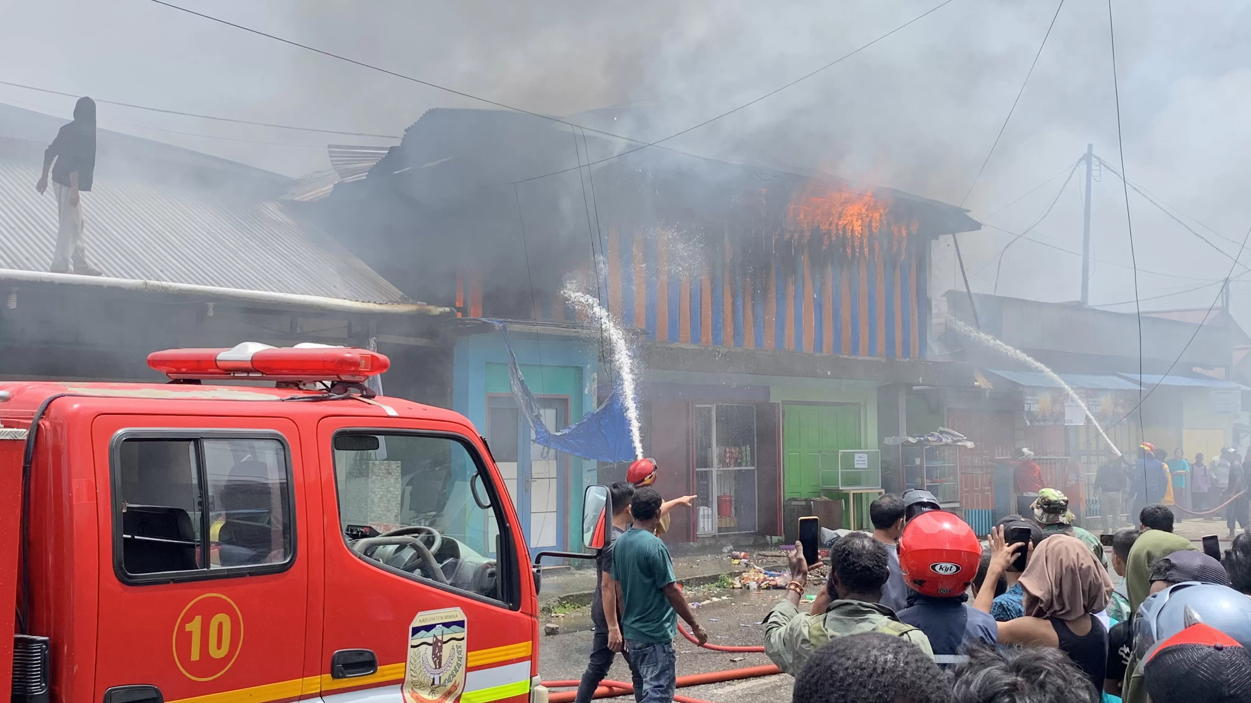 Sebuah rumah di Jalan Pendidikan, tepatnya di samping Penginapan Alia, depan Jalur 3 hangus terbakar dilahap si jago merah, Rabu (11/9/2024).  (CENDERAWASIH POS/Wahyu Welerubun)