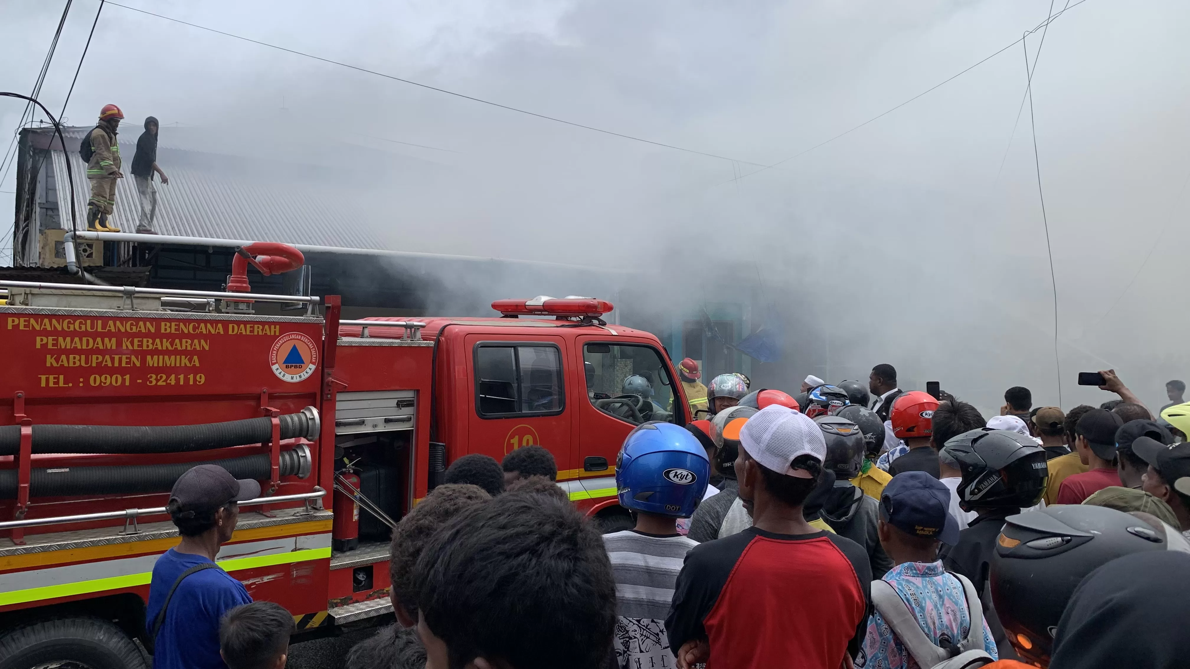 Sebuah rumah di Jalan Pendidikan, tepatnya di samping Penginapan Alia, depan Jalur 3 hangus terbakar dilahap si jago merah, Rabu (11/9/2024).  (CENDERAWASIH POS/Wahyu Welerubun)