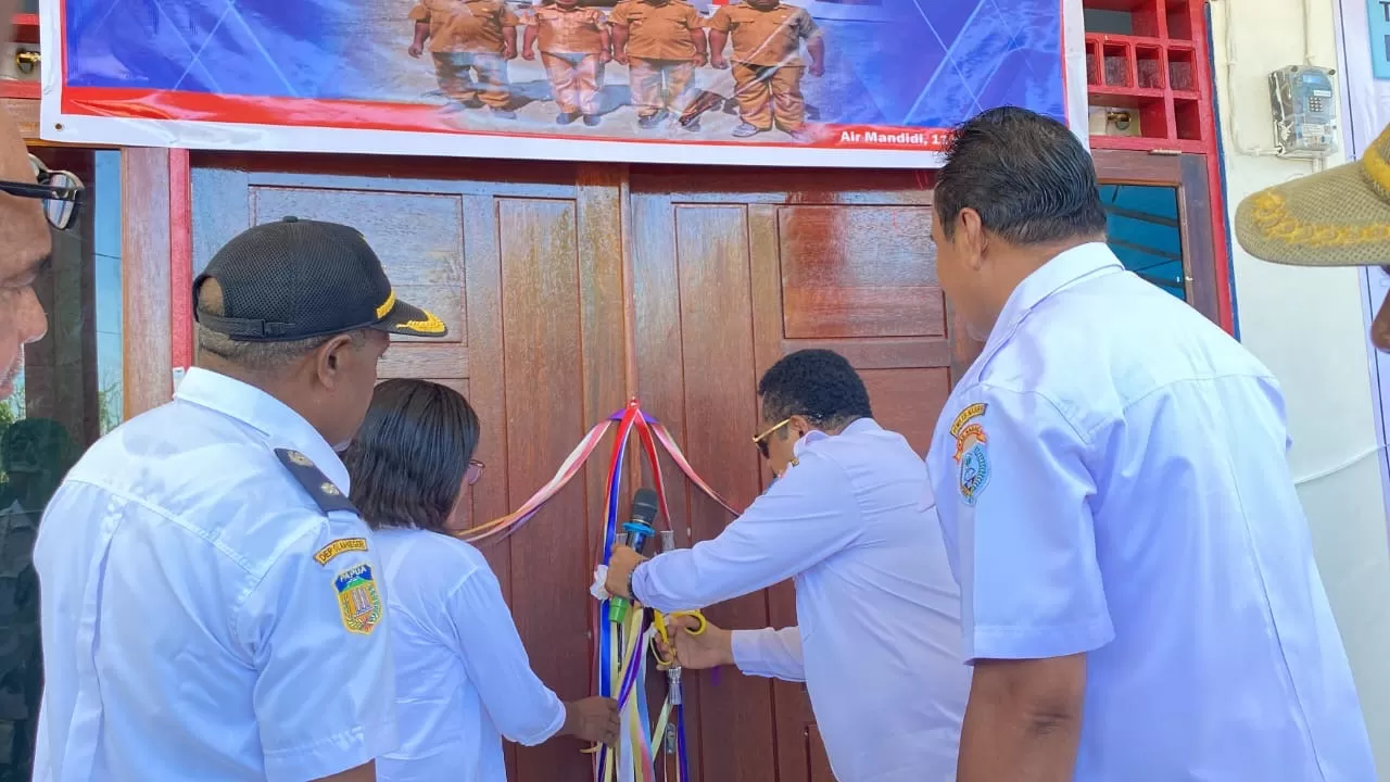 Sekda Nabire, Pieter Erari saat menggunting pita sebagai simbol Peresmian gedung balai Kampung air mandidi Samabusa Nabire. (CENDERAWASIH POS/Theresia Tekege)
