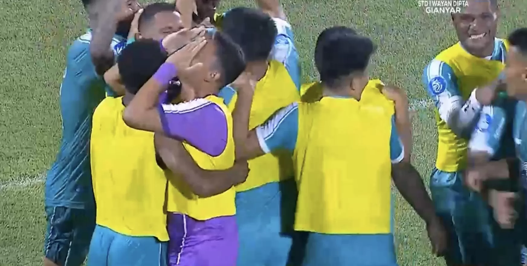 Para pemain PSBS Biak merayakan kemenangan perdana mereka di Liga 1 usai membantai Persija dengan skor 3-1, Kamis (12/9/2024). (Tangkapan Layar)