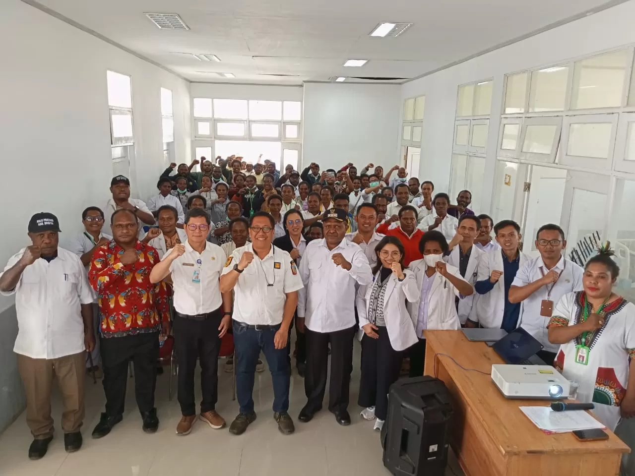 Foto bersama usaii Rakor Percepatan Akreditasi RSUD D Pratama Dogiyai di ruang rapat RSUD D Pratama Dogiyai. (Sespri Pj. Bupati Dogiyai).