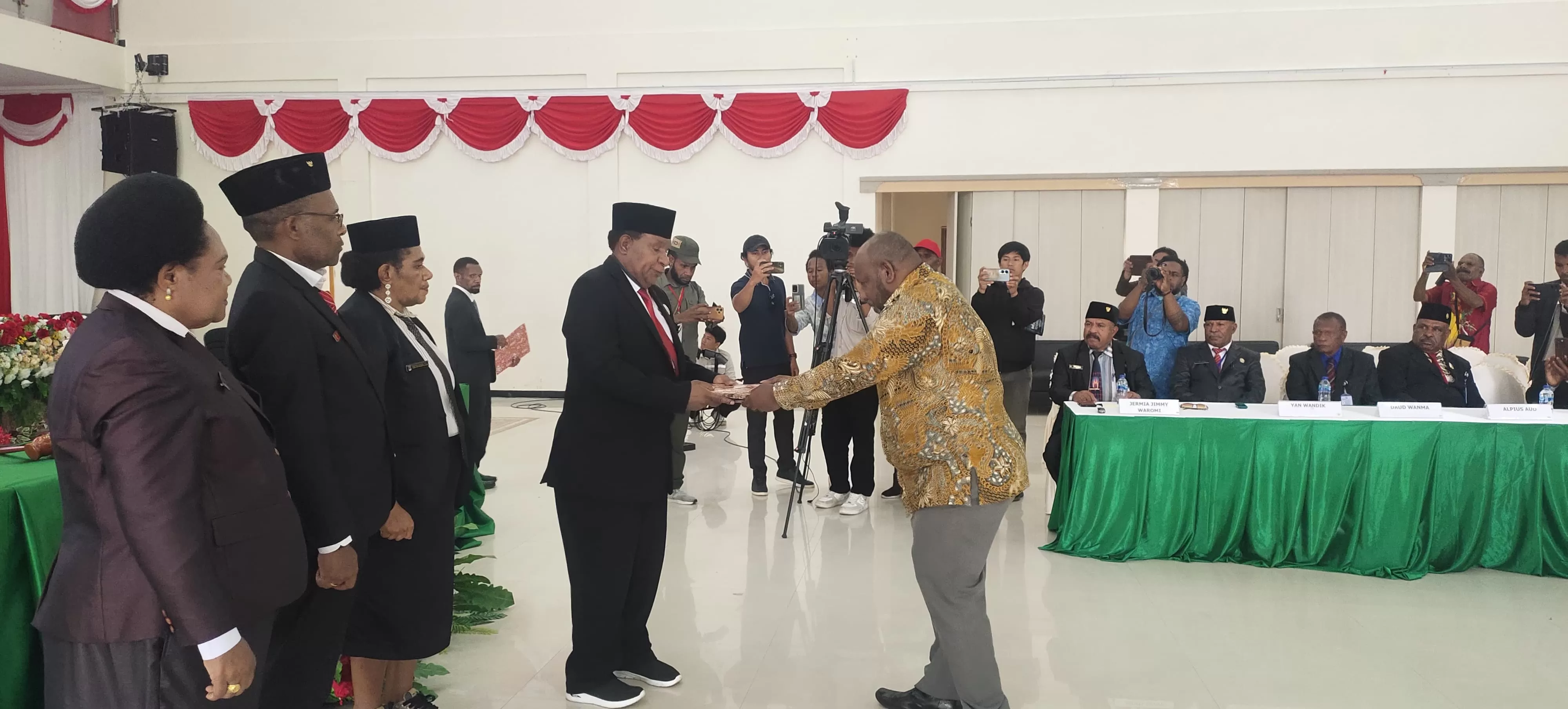 Denny/ Ceposonline  Ketua KPU Provinsi Papua Pegunungan Daniel Jingga saat menerima rekomendasi keaslian orang Papua untuk dua bacalon Gubernur dan Wakil Gubernur dari Ketua MRP PPP Agus Nikilik Hubi. (Cenderawasih Post/ Denny)