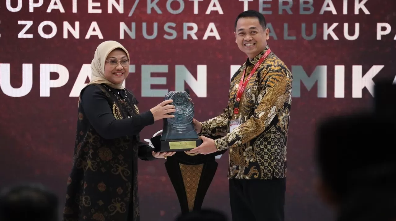 Menteri Ketenagakerjaan RI Ida Fauziah menyerahkan Penghargaan Paritrana 2024 kepada Pj Bupati Mimika Valentinus Sudarjanto Sumito (HUMAS PEMKAB MIMIKA)