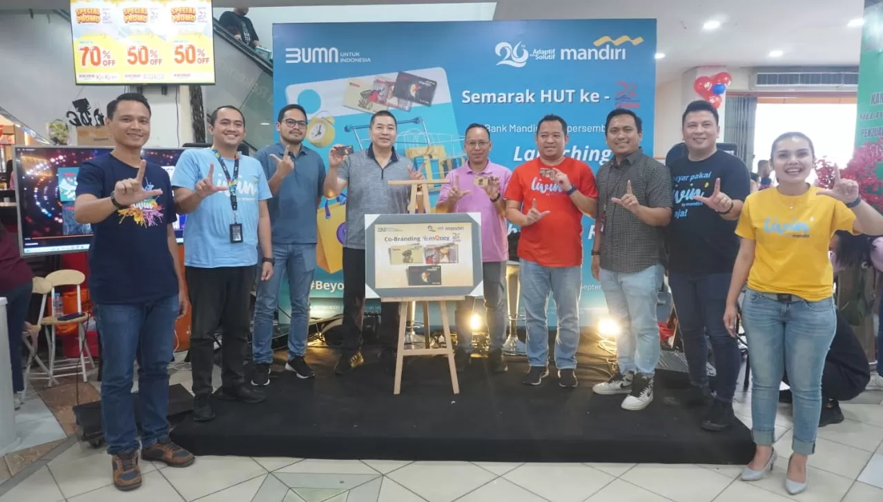 Peluncuran Mandiri e-money edisi SAGA SUPERMARKET oleh Regional CEO Region XII Papua, Direktur Saga Retail Group dan GM Saga Retail Group di Saga Mall Abepura (14/9/2024) (Bank Mandiri Region XII Papua)