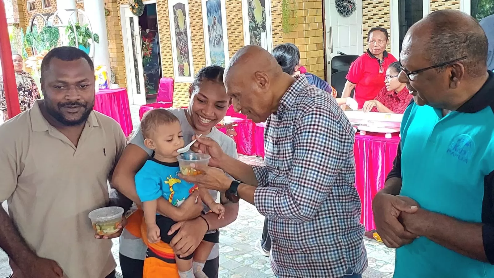 Benhur Tomi Mano (BTM) bersama Kepala BKKBN Papua, Sarles Brabar (kanan), saat memberikan layanan Posyandu Prima, Sabtu (14/9/2024). (CENDERAWASIH POS/Karolus Daot)