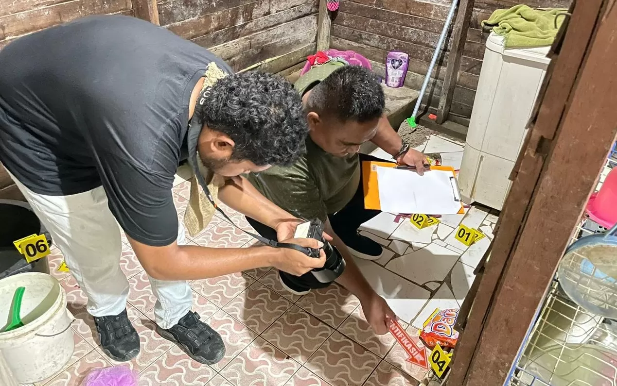 Olah TKP oleh personel Polres Keerom terhadap kasus penganiayaan seorang ibu dan anak di Keerom. (HUMAS POLRES KEEROM)