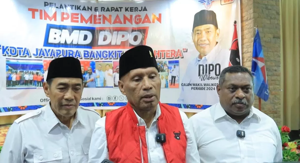  Calon gubernur, Benhur Tomi Mano (tengah) diapit Bow Markus Dawir (kanan) dan Dipo Wibowo saat memberikan keterangan pers di Hotel Aston Jayapura, Sabtu (14/09/2024). ( Sinyo For Cepos) 