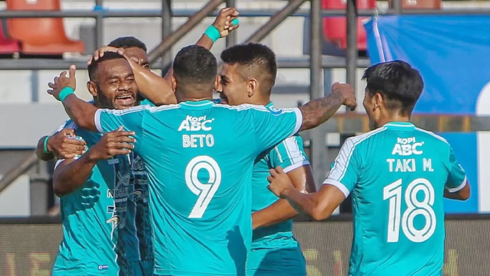 Marckho Merauje saat berselebrasi dengan rekan-rekannya usai mencetak skor bagi PSBS Biak saat melawan Madura United, Selasa (17/9/2024). (INSTAGRAM PSBS BIAK)