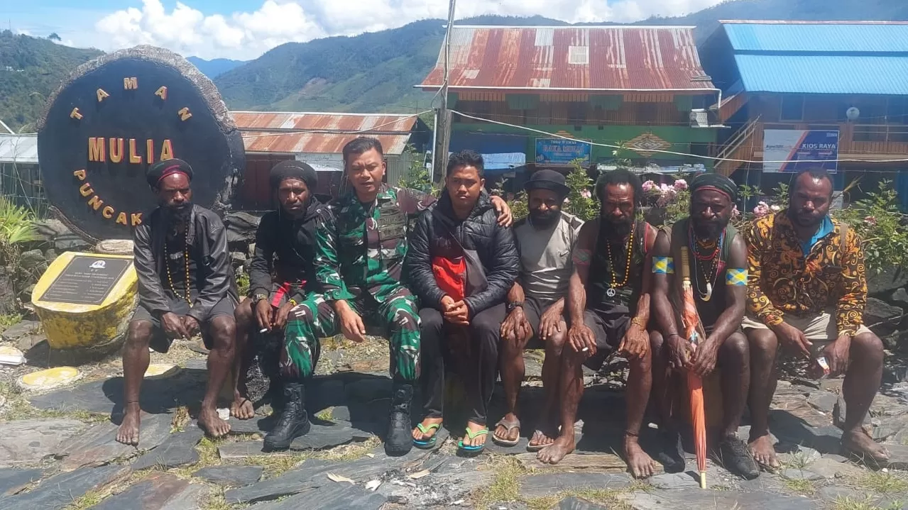 Dika (tengah baju hitam) yang kini sudah dibebaskan setelah sempat dilaporkan disandera, Rabu (18/9/2024)  (KODAM XVII/CENDERAWASIH)