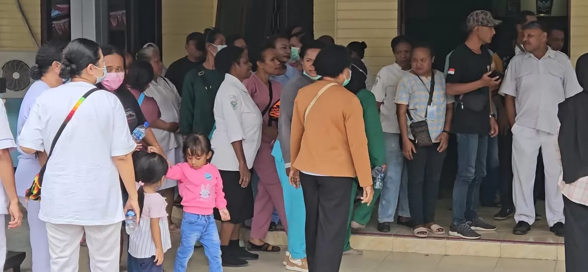 Puluhan tenaga kesehatan (nakes) RSUD Nabire geruduk kantor Badan Keuangan Kabupaten Nabire, Rabu (18/9/2024). (CENDERAWASIH POS/Theresia F Tekege)