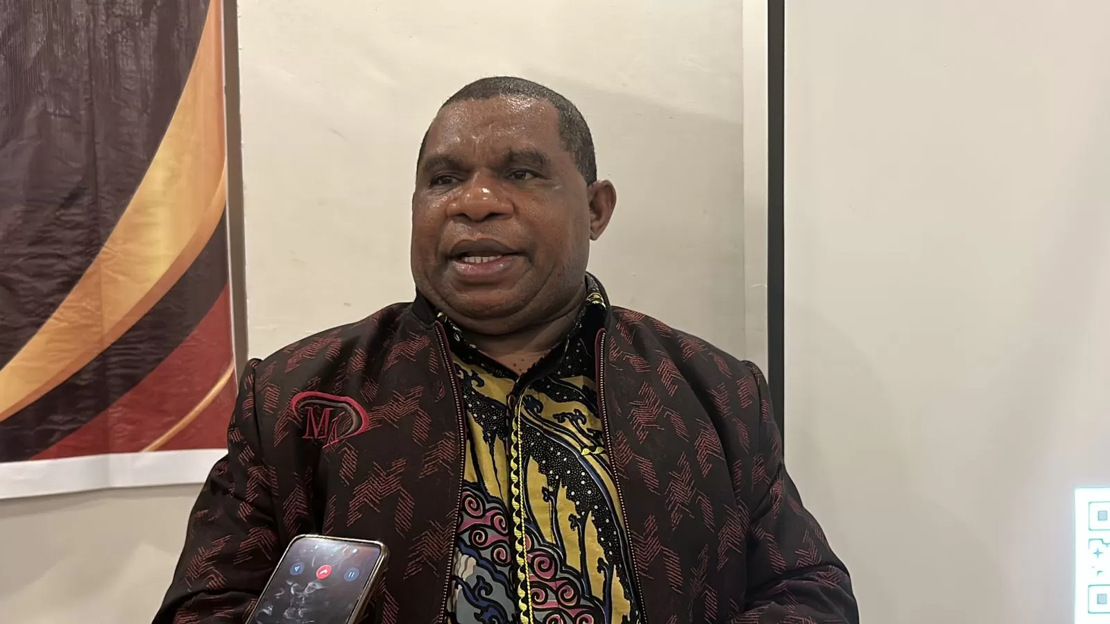 Komisioner KPU Papua Pegunungan Devisi Teknis Melkianus Kambu, bicara soal laporan dana kampanye bagi bapaslon. (CENDEERAWASIH POS/Deni Tonjau)