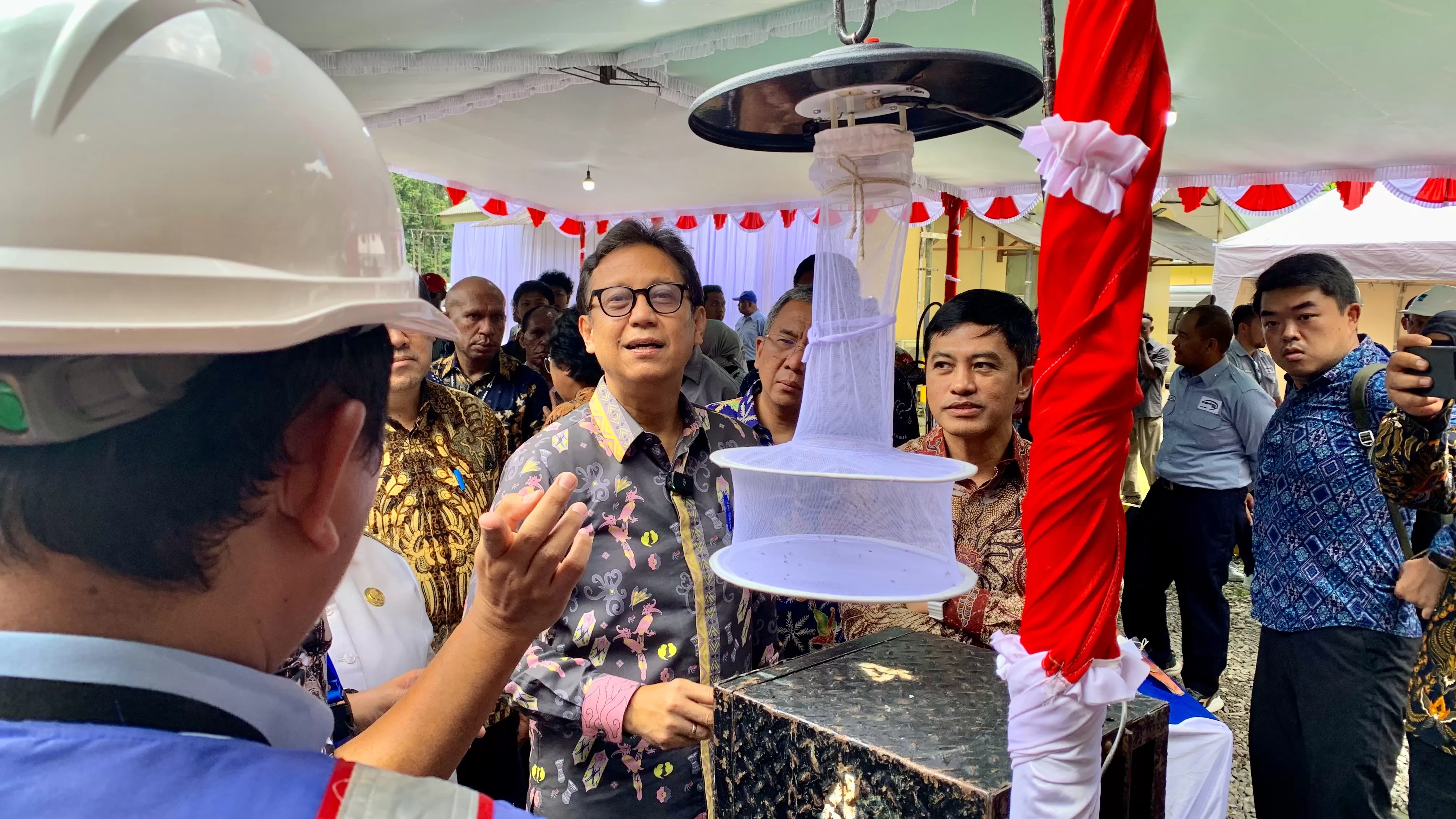 Menteri Kesehatan RI, Budi Gunadi Sadikin (kaca mata) saat melihat jenis-jenis nyamuk yang ada di kantor Malaria Control (Malcon) PTFI, Rabu (18/9/2024). (Cenderawasih Pos/Moh. Wahyu Welerubun). 