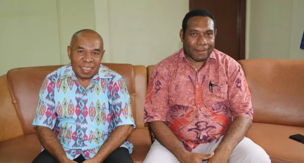 Ketua Pansel DPRK Keerom, Laurens Borotian yang didampingi Kabid Politik Kesbangpol Keerom, Edison Moay di Arso, Kamis (19/09/2024). (CEPOSONLINE.COM/Mustakim Ali)