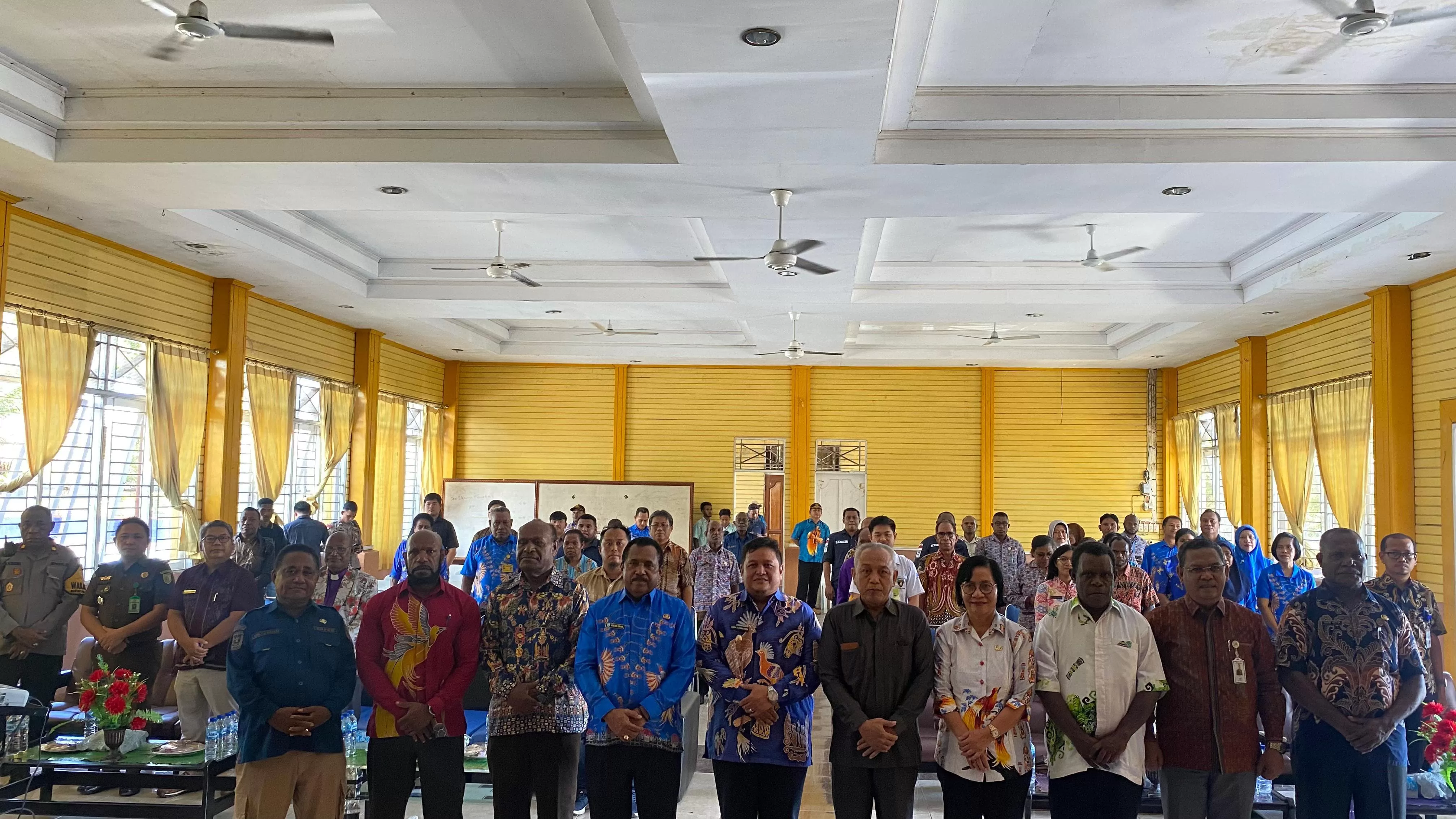 Foto bersama pascapelantikan tim khsuus percepatan penurunan stunting, kemiskinan, dan pengendali inflasi daerah. (CENDERAWASIH POS/Theresia F Tekege)
