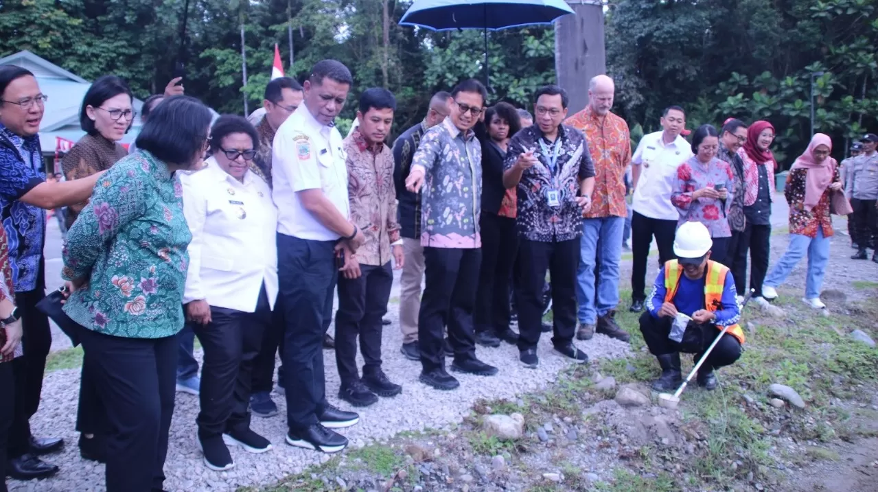 Menteri Kesehatan RI, Budi Gunadi Sadikin didampingi Pj. Gubernur Papua Tengah, Ribka Haluk saat Melakukan Kunjungan Ke Malaria Kontrol PT Freeport Indonesia. (HUMAS Pemprov).