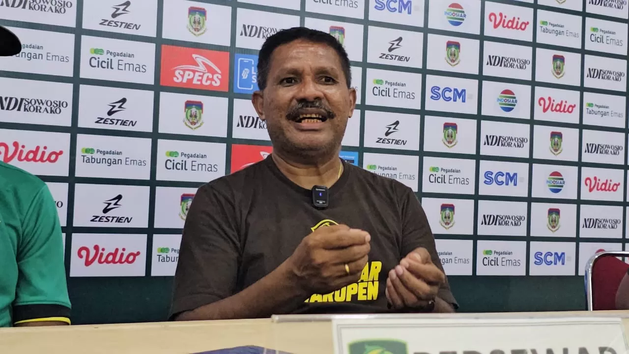 Pelatih Persewar Waropen, Eduard Ivakdalam (HANS PALEN/CEPOSONLINE.COM)