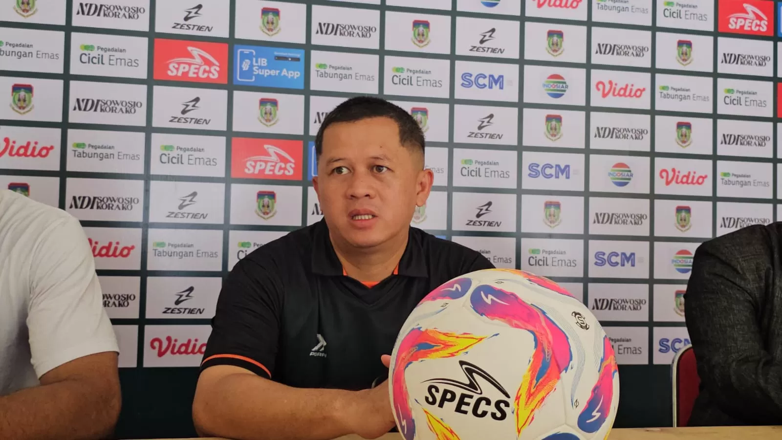 Pelatih Persibo Bojonegoro, Regi Aditya, bicara soal kesiapan timnya menghadapi Persipura di Stadion Mandala Jayapura pada Sabtu 21 September 2024. (CEPOSONLINE.COM/Hans Palen)