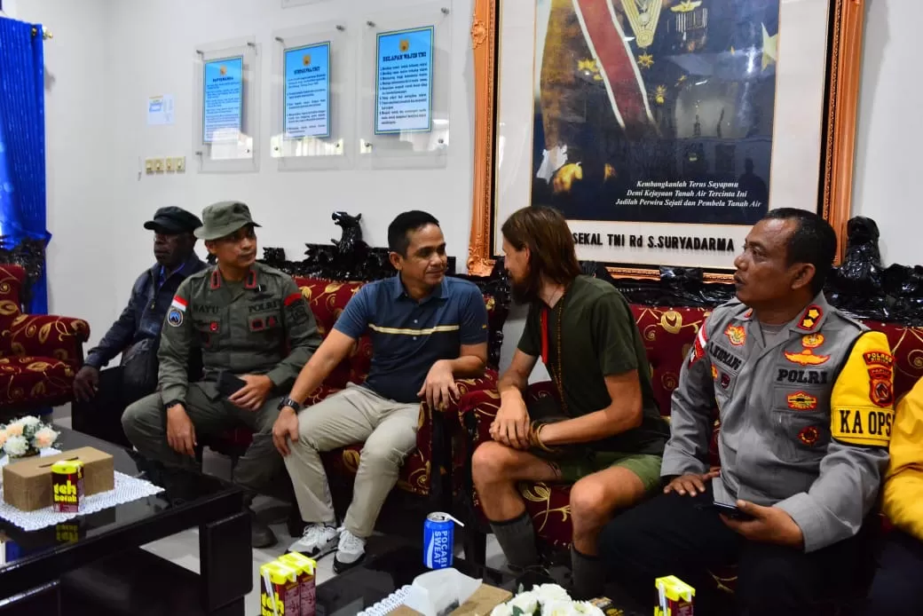 Pilot Susi Air Philips Mark Mehrtens akhirnya bebas setelah 1,5 tahun disandera Kelompok Kriminal Bersenjata (KKB) wilayah Nduga Pimpinan Egianus Kogoya. (Humas polda papua)